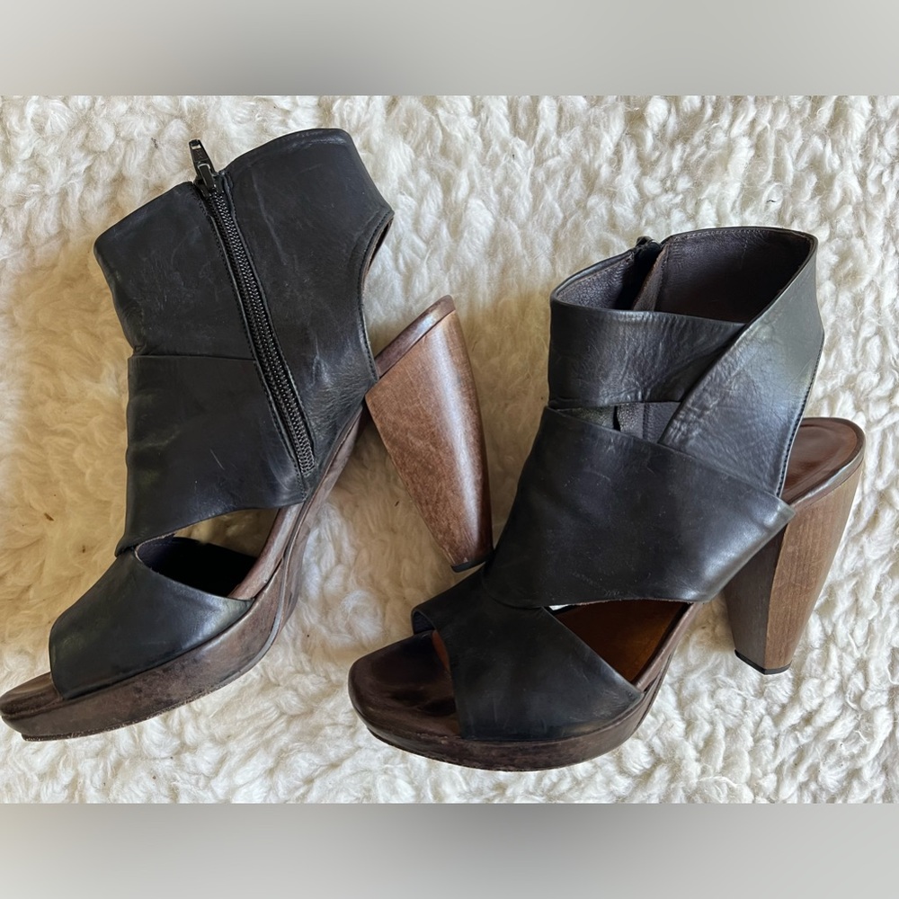 Coclico Fabiana Black Leather Cutout Heels size 38